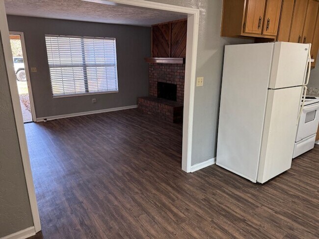 Building Photo - Duplex NW off Fred George