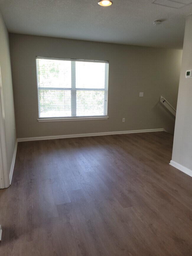 Building Photo - 301 Cherry Way