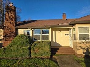 Building Photo - Cozy 2 bedroom Duplex Near Willamette U.