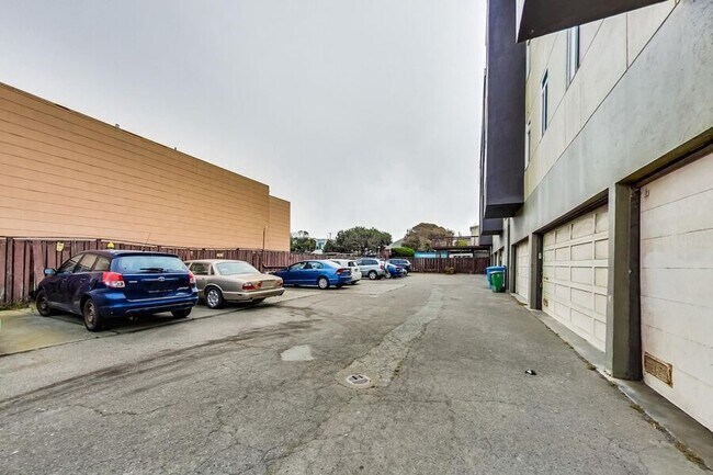 Building Photo - 4350 Kirkham St