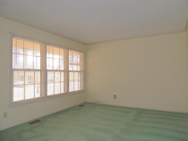 Building Photo - 2316 Rodgers Dr NE