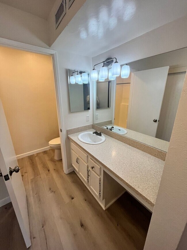 Building Photo - Move-In Ready 2-Bed Condo with Upgrades & ...