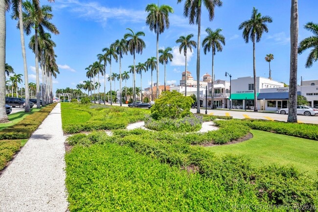Building Photo - 255 Royal Poinciana Way