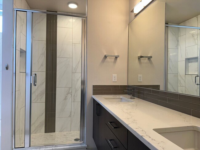 Building Photo - Gorgeous Greenlake Townhouse with Parking