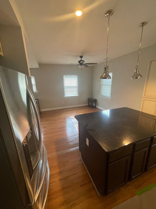 Building Photo - Beautiful 2bd 3.5  bath in Marshall Heights