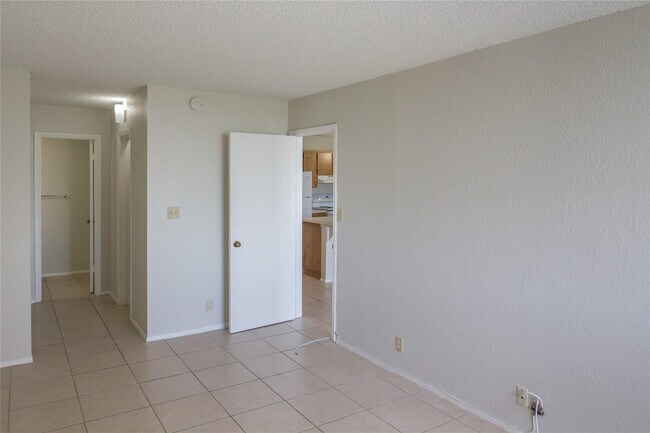 Building Photo - 2701 Riverside Dr