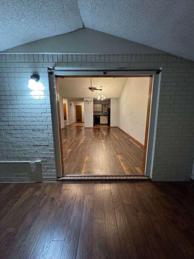 Building Photo - Spacious 2 Bed / 2 Bath Condo in Greenbriar Village