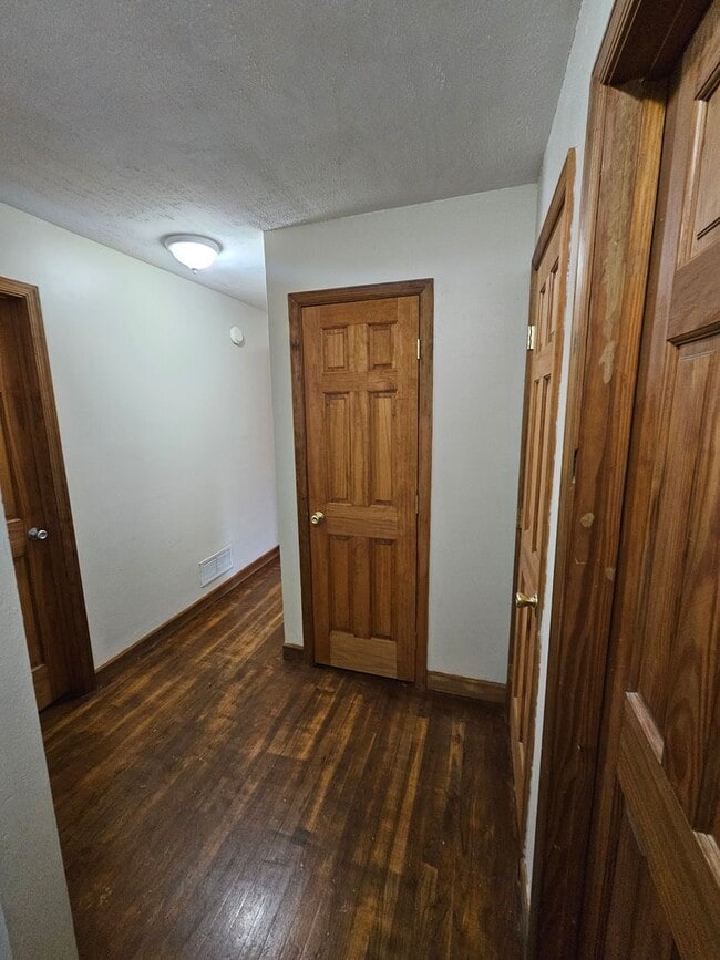 Building Photo - 621 William St