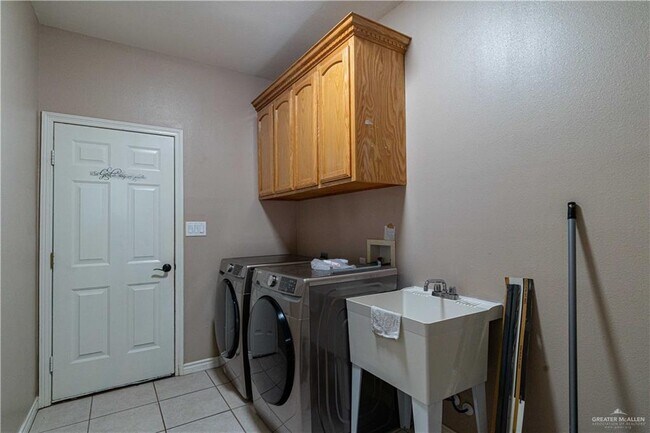 Building Photo - 824 Pine Lake Cir