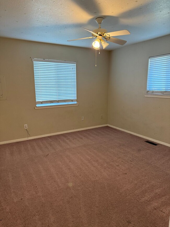 Building Photo - 3 bed, large yard