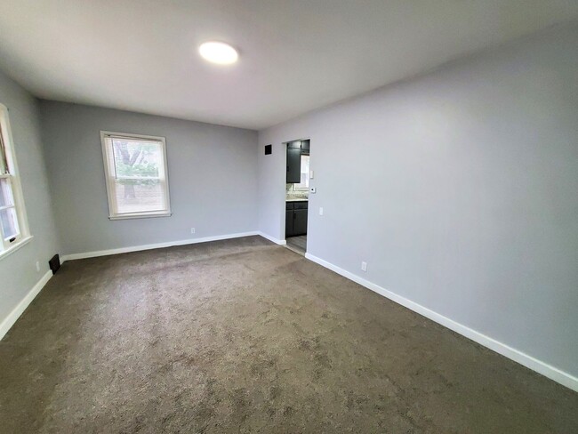 Building Photo - FOR RENT- Three Bed on Anita St near Allen...