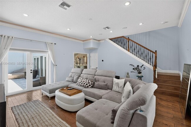 Building Photo - 542 N Cypress Dr