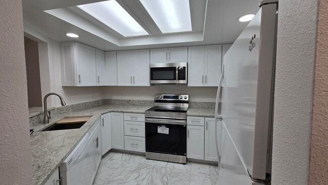 Building Photo - 2 Bed 2 Bath townhome with a Den/ Office s...