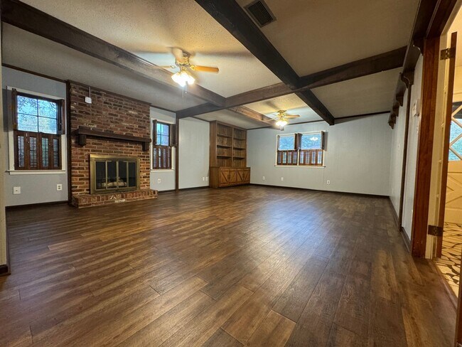 Building Photo - 702 Sandhurst Dr