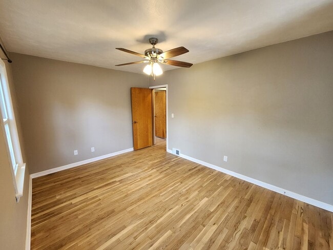 Building Photo - Great 3 Bedroom House