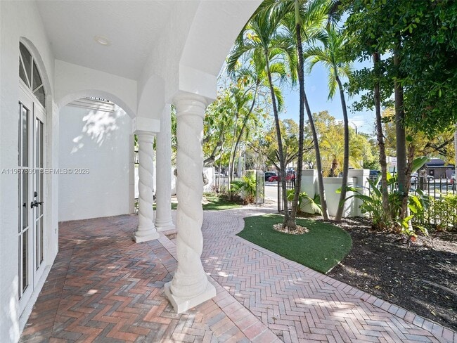 Building Photo - 827 SE 2nd Ct