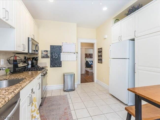 Building Photo - 190 Hillside Ave