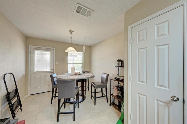 Building Photo - 921 Dexter Dr