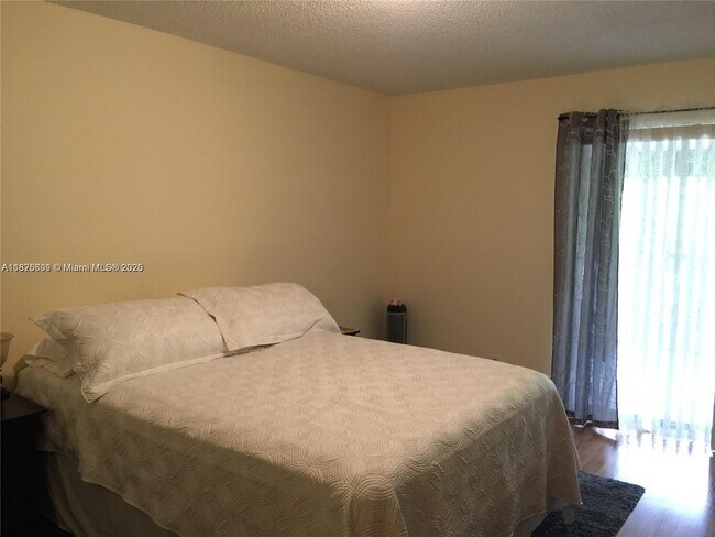 Building Photo - 4459 Carambola Cir S