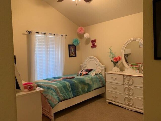 Building Photo - Beautiful & Well-Maintained 3 Bedroom, 2 B...