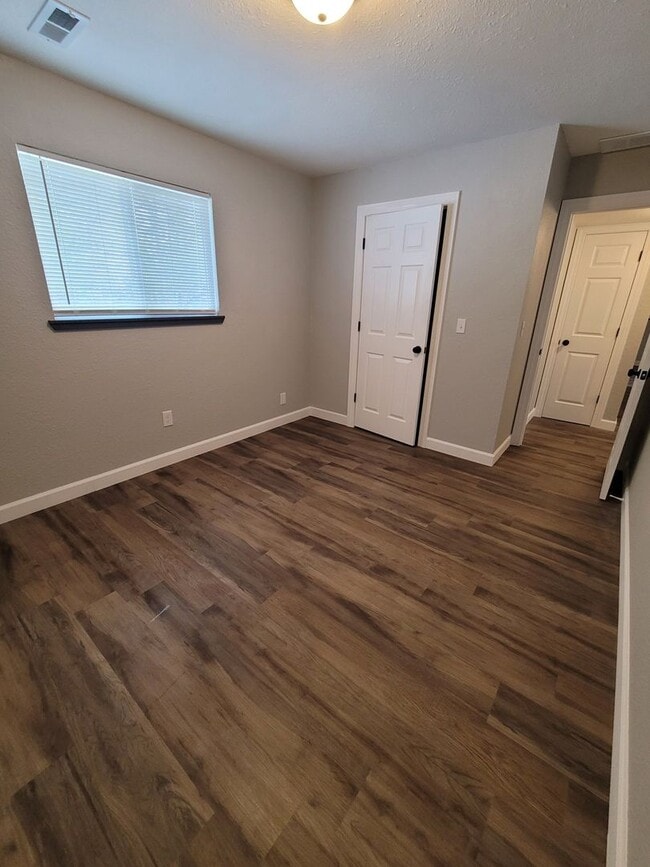 Building Photo - FULLY REMODELED 2 Bedroom Apartment