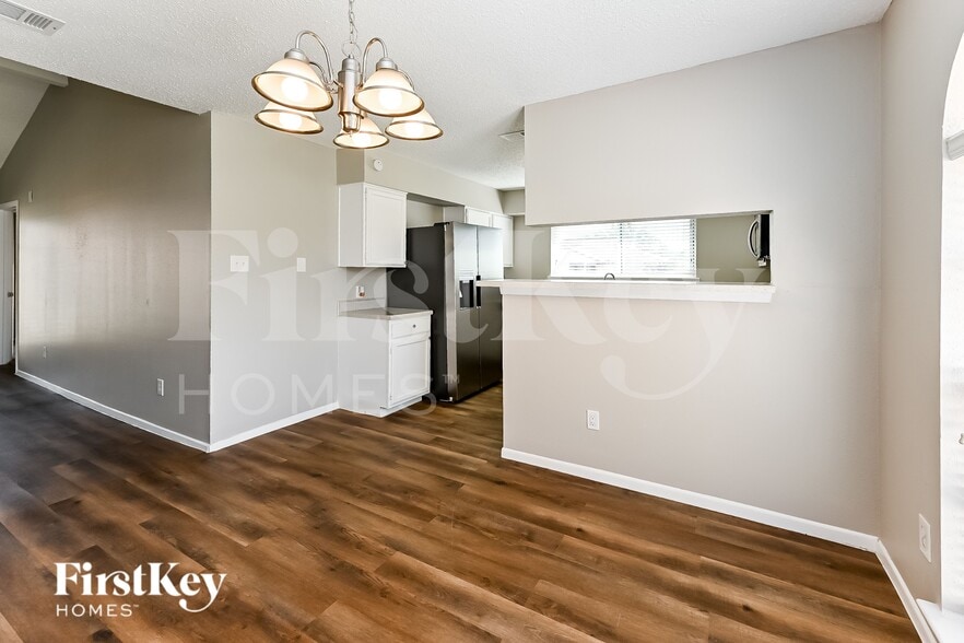 Building Photo - 10811 Forest Leaf Dr