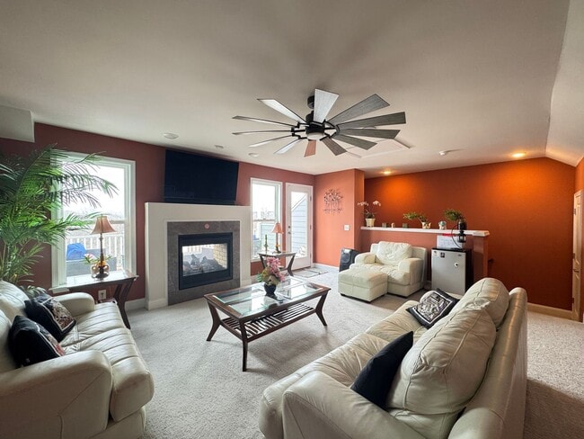 Building Photo - Fantastic 4 Bed 3.5 Bath End Unit Townhome In Potomac Shores Town Center