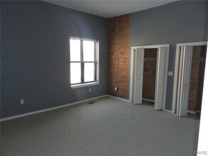 Building Photo - 317 S Clinton St