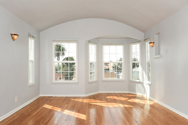Building Photo - 1252 N Mariposa Ave