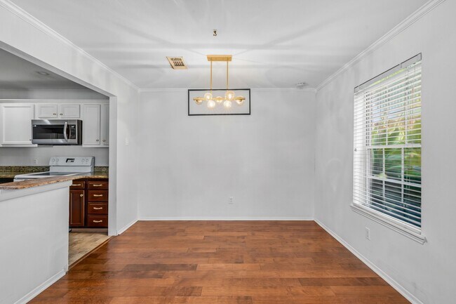 Building Photo - 5534 Beverly Hill St