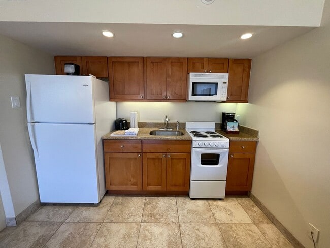 Building Photo - Royal Kahana Studio Apartment