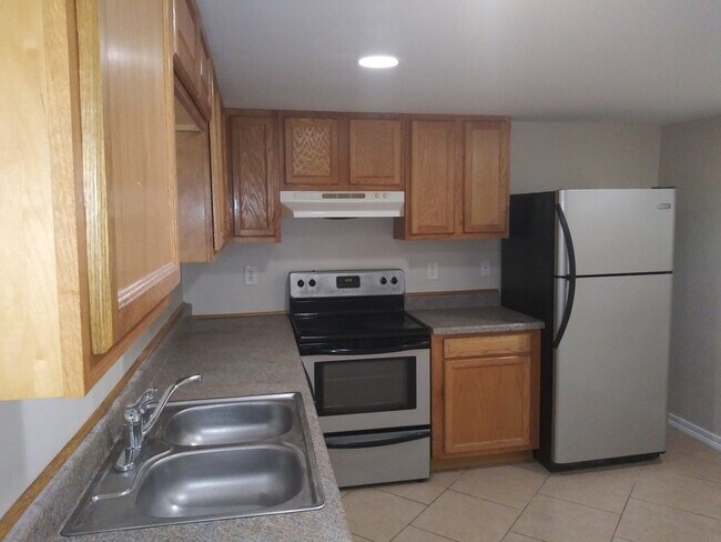 Building Photo - 3 Bedroom Town-home