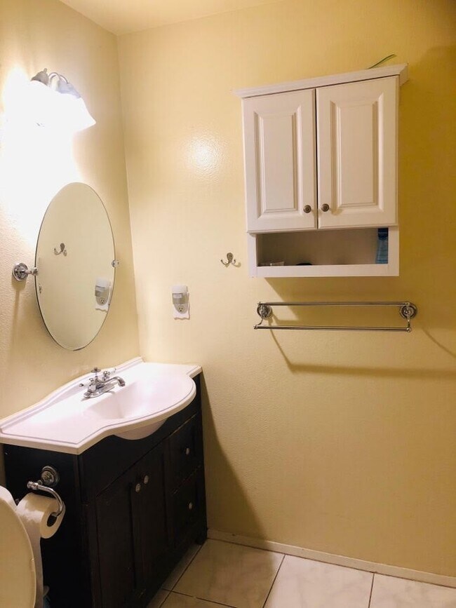 Building Photo - University City (UTC) 2BR/1BA CONDO @ GENE...