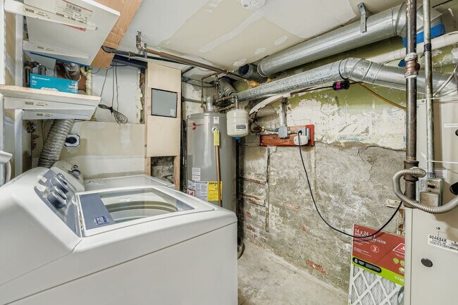 Building Photo - Stylish Home in the Heart of Highland with Detached Garage & Mother-in-Law Suite