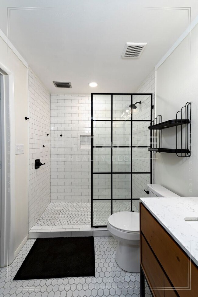 Building Photo - Beautifully Updated 3 Bed 2 Bath Home in D...
