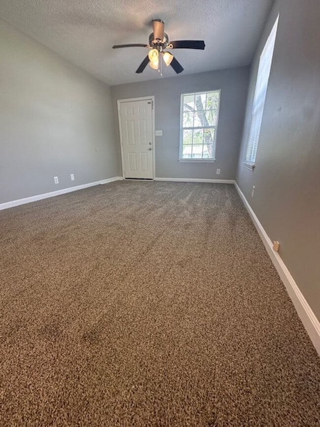 Building Photo - 1/2 off first months rent