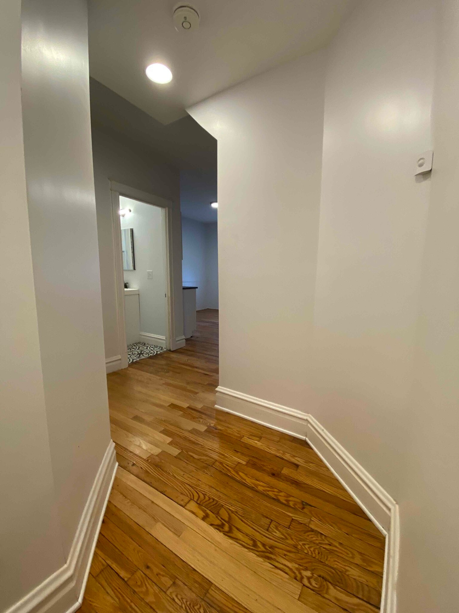 Hallway turn corner. - 5017 S Broadway