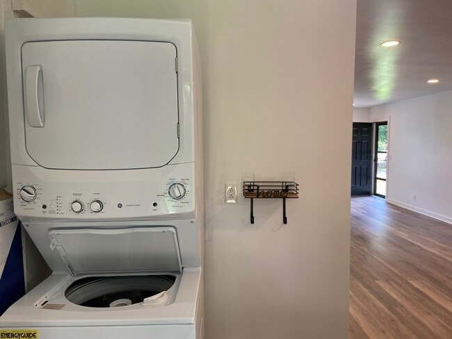 Building Photo - 3/1 Brick Home in East Nashville Available...
