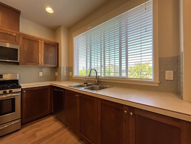 Building Photo - Modern Bull Mountain Townhome with Two Private Suites, Clubhouse, Pool, Fitness Center & Modern F...