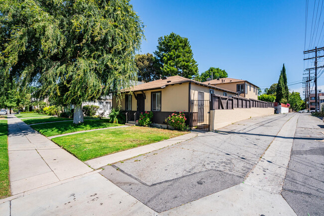 Building Photo - 12038 Magnolia Blvd