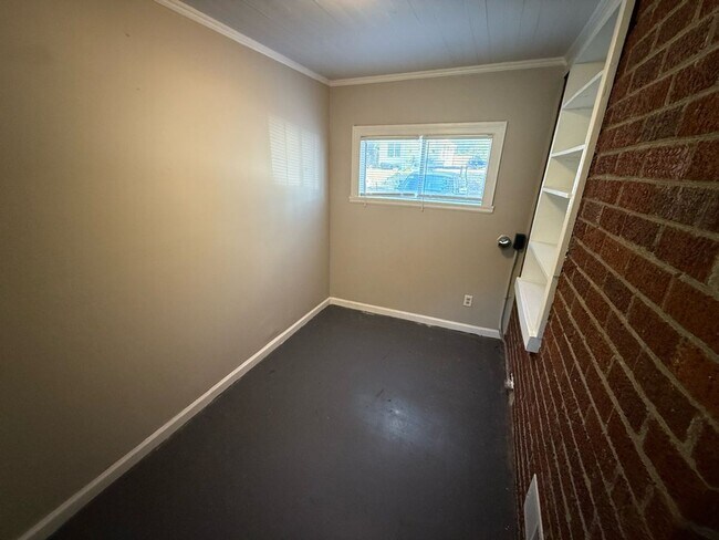 Building Photo - Great family-friendly home with 3 beds and...