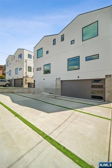 Building Photo - 66B Henry Ave
