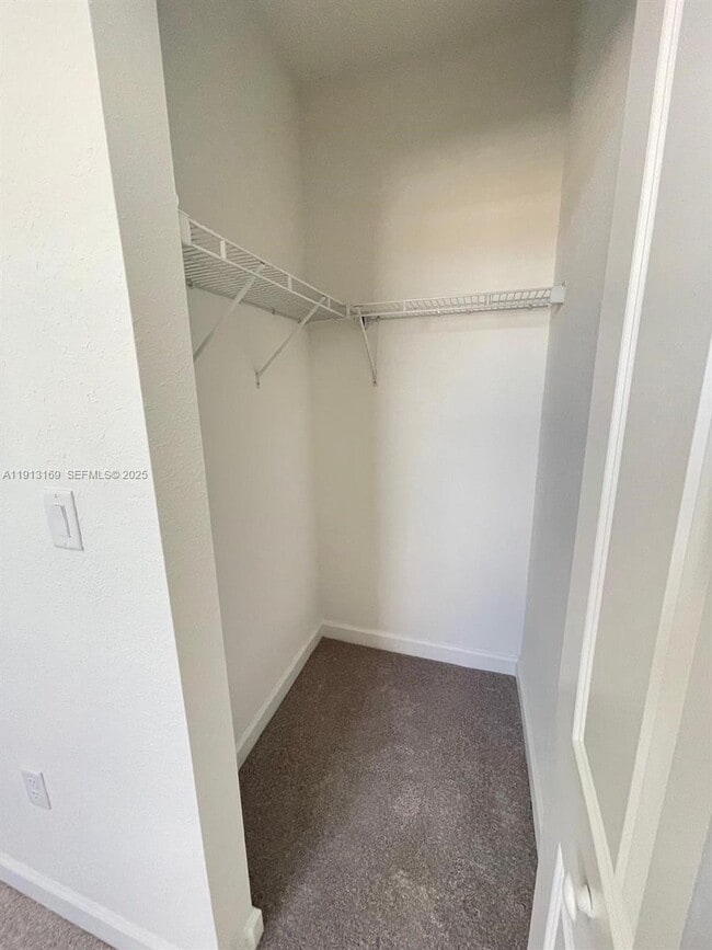 Building Photo - 1076 SE 2nd St