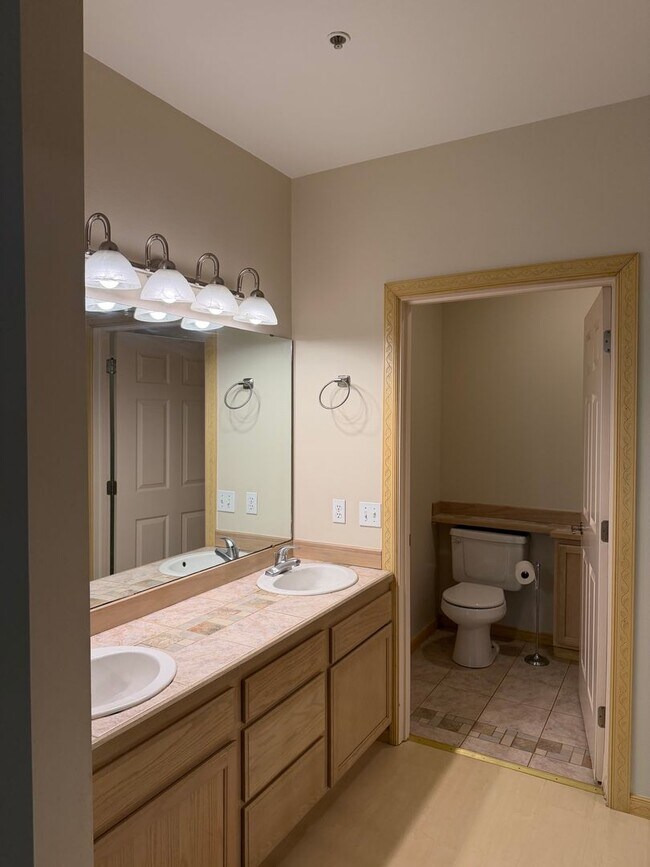 Building Photo - Spacious Mukilteo Nantucket Home Backing to a Peaceful Greenbelt
