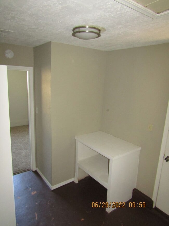 Building Photo - MOVE IN SPECIAL: $200 OFF OF THE 1ST FULL MONTH'S RENT!
