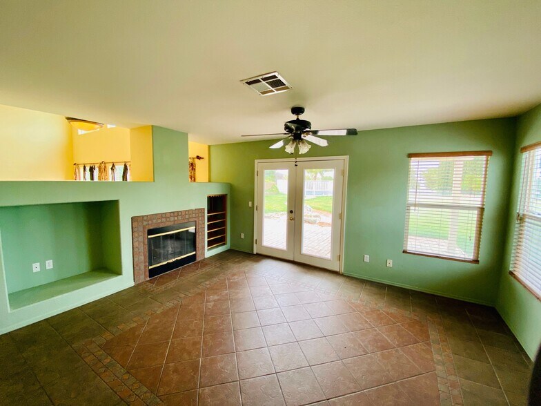 Building Photo - 5539 Avenida Entrada