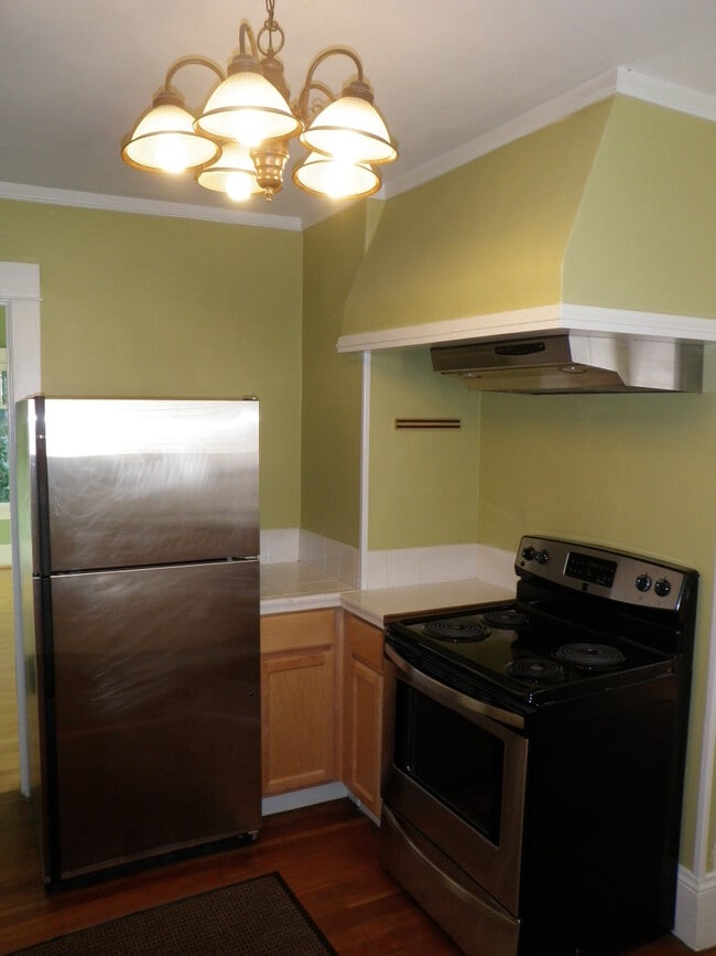 Building Photo - 5046 NE Mallory Ave