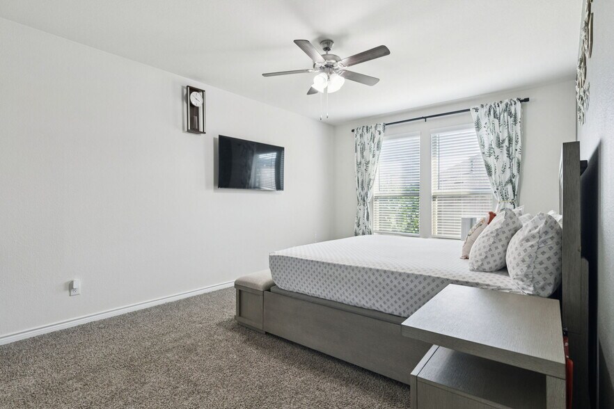 Building Photo - 11112 Canyon Oak St