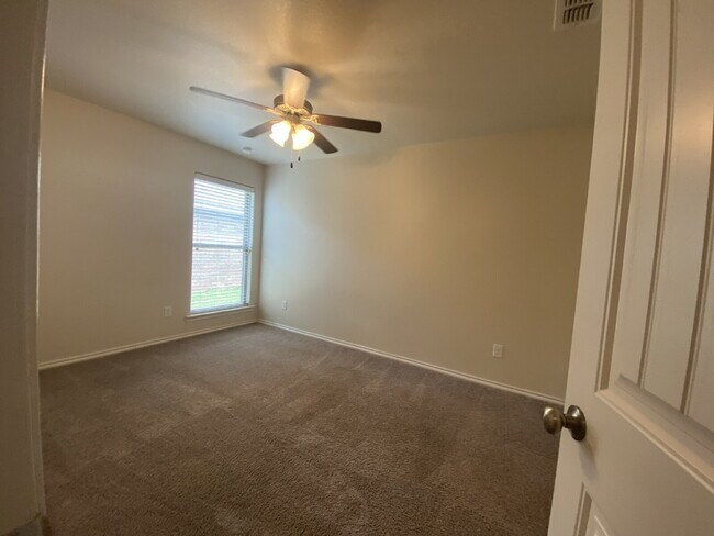 Building Photo - 4 bedroom, 2 bath in Quincy Park!
