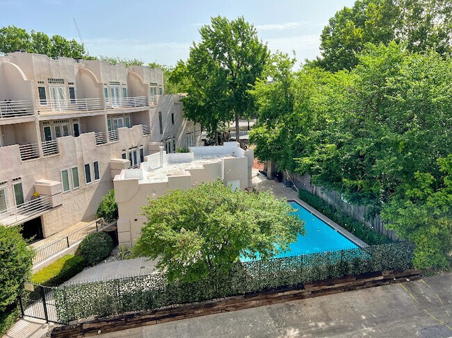 Building Photo - 4040 Avondale Ave